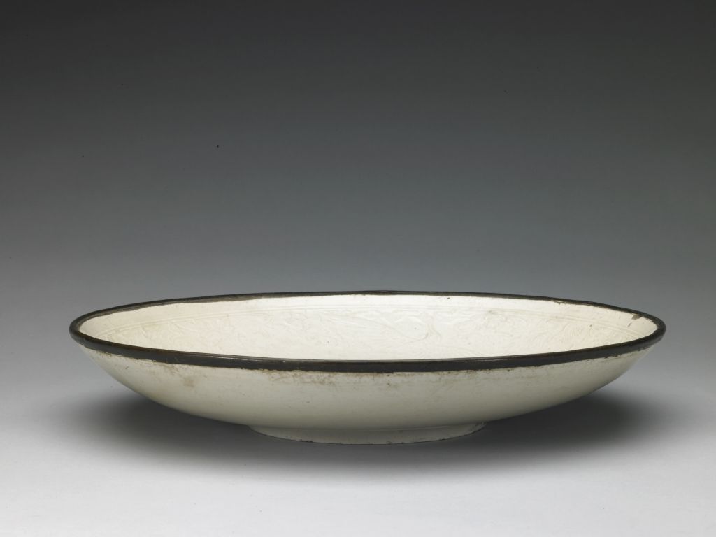 图片[1]-Dingyao white glaze printing peacock peony plate-China Archive